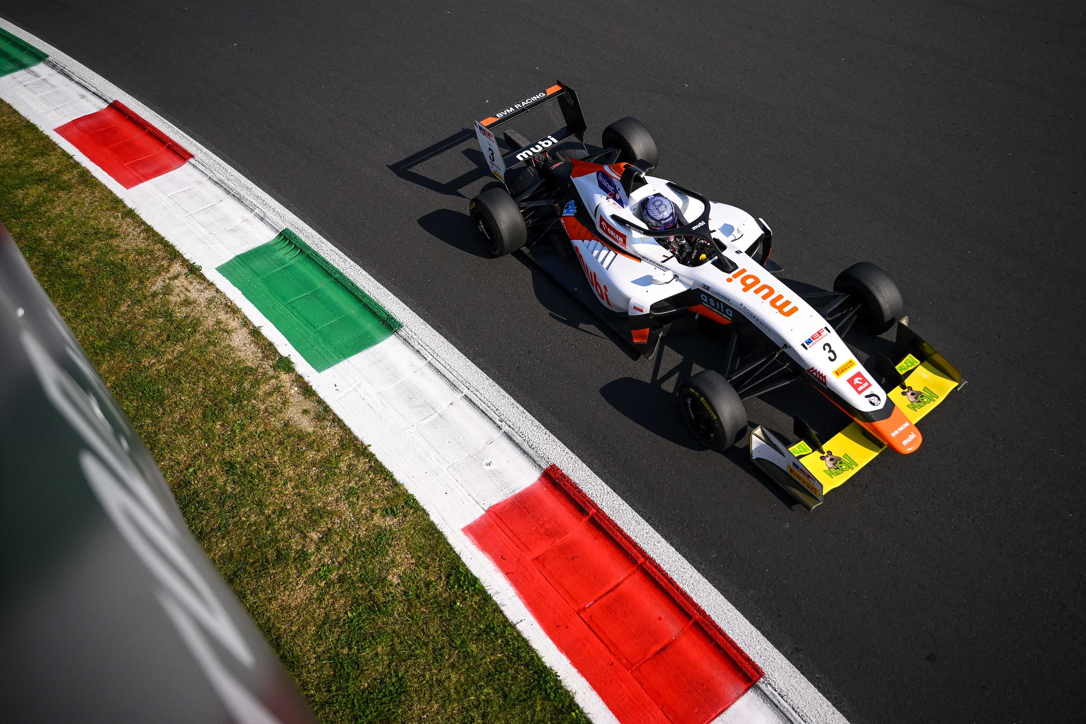 Championship leader Kucharczyk ahead of his direct opponents in free practice